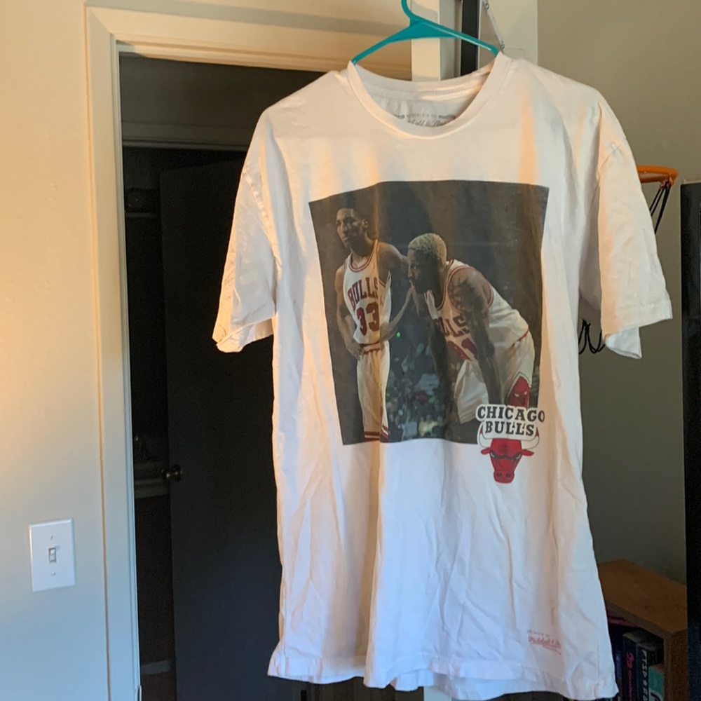 White Mitchell and ness Chicago Bulls tee in good condition